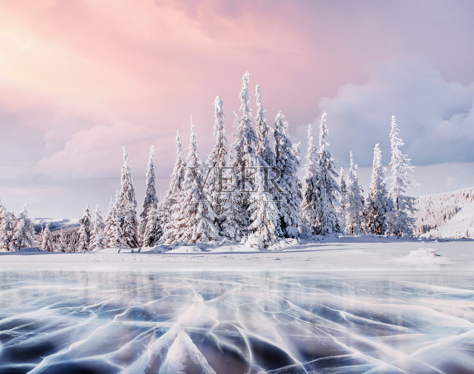 冬季景色神秘，冬季群山雄伟。神奇的冬天被雪覆盖的树。贺卡照片。散景光效果，软滤镜。照片摄影图片