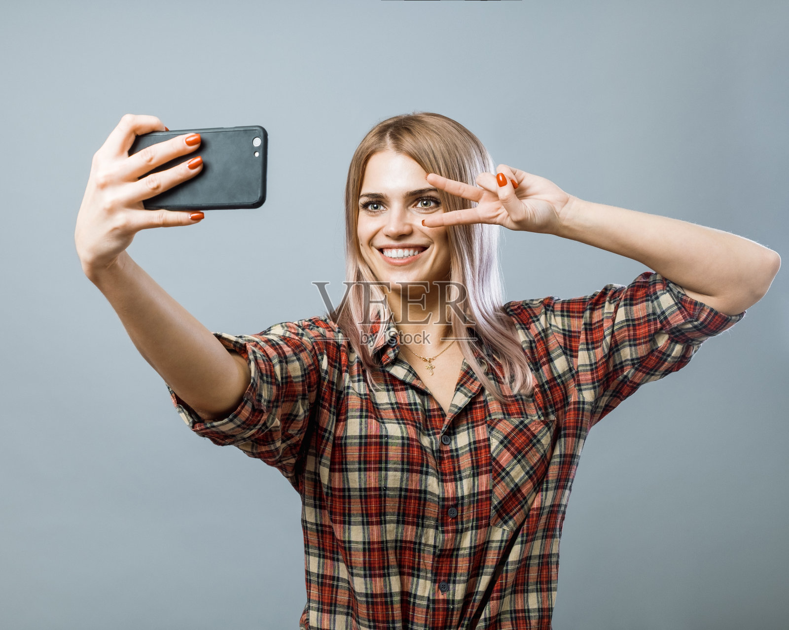 年轻美丽的女孩与智能手机的肖像照片摄影图片