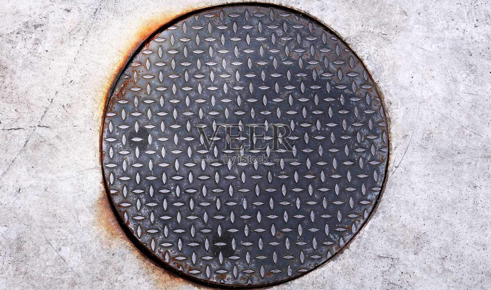 生锈的圆人孔由一杆格子(钻石)钢板照片摄影图片
