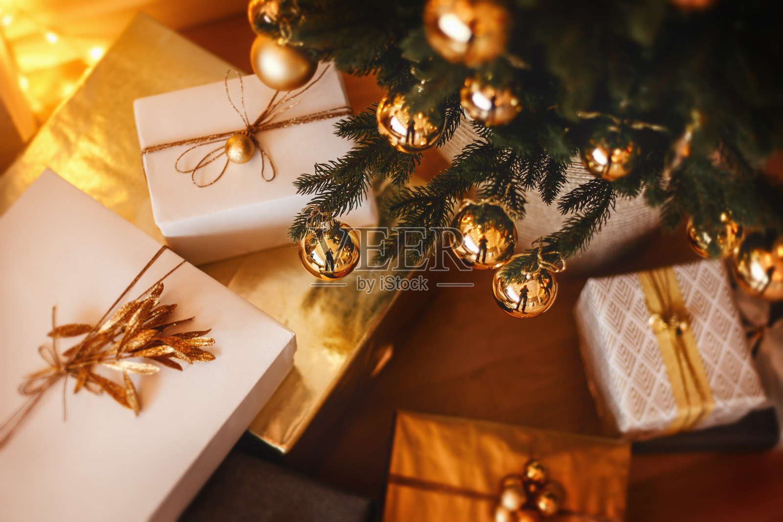 可爱的圣诞树，下面有包装精美的礼品盒照片摄影图片