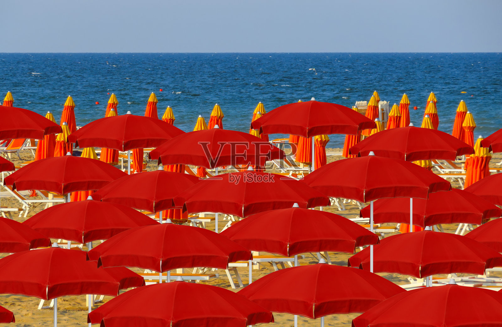里米尼——海滩上的红色雨伞照片摄影图片