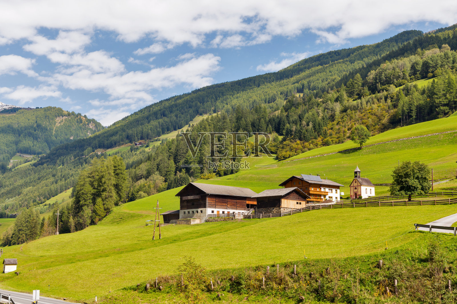 奥地利卡林西亚的阿尔卑斯山乡村景观。照片摄影图片