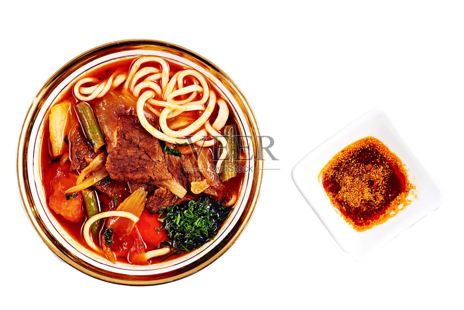 亚洲蔬菜红面汤，平顶视图。孤立在白色背景上。照片摄影图片