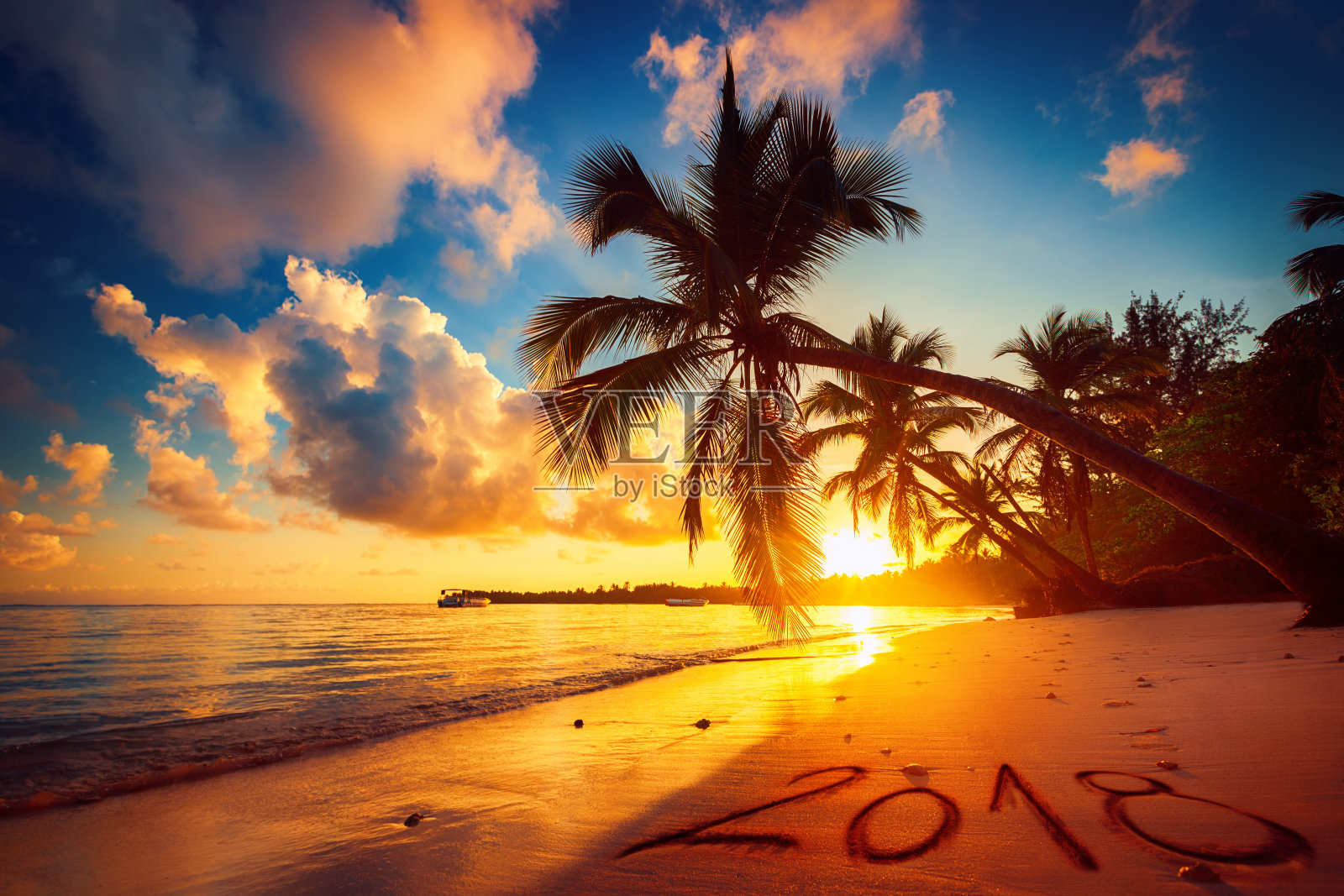 2018年新年快乐概念，沙滩上的字母。海上日出。蓬迦南照片摄影图片