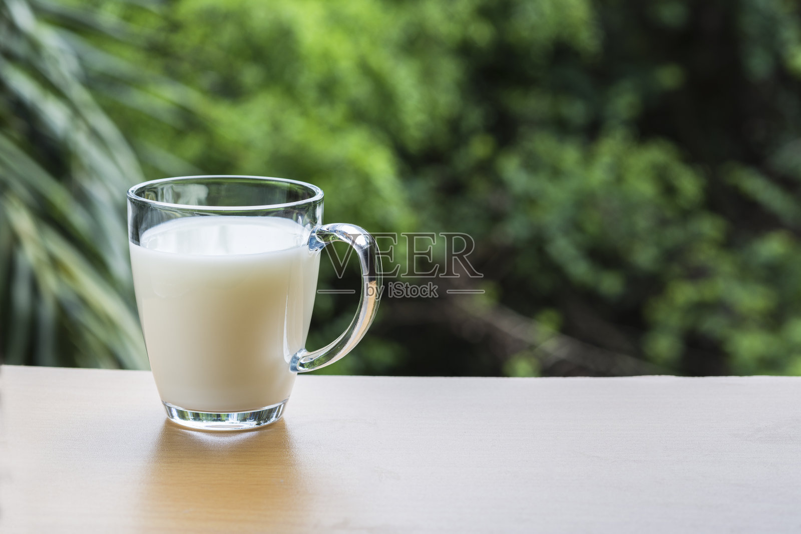 一杯鲜奶或一杯豆奶照片摄影图片