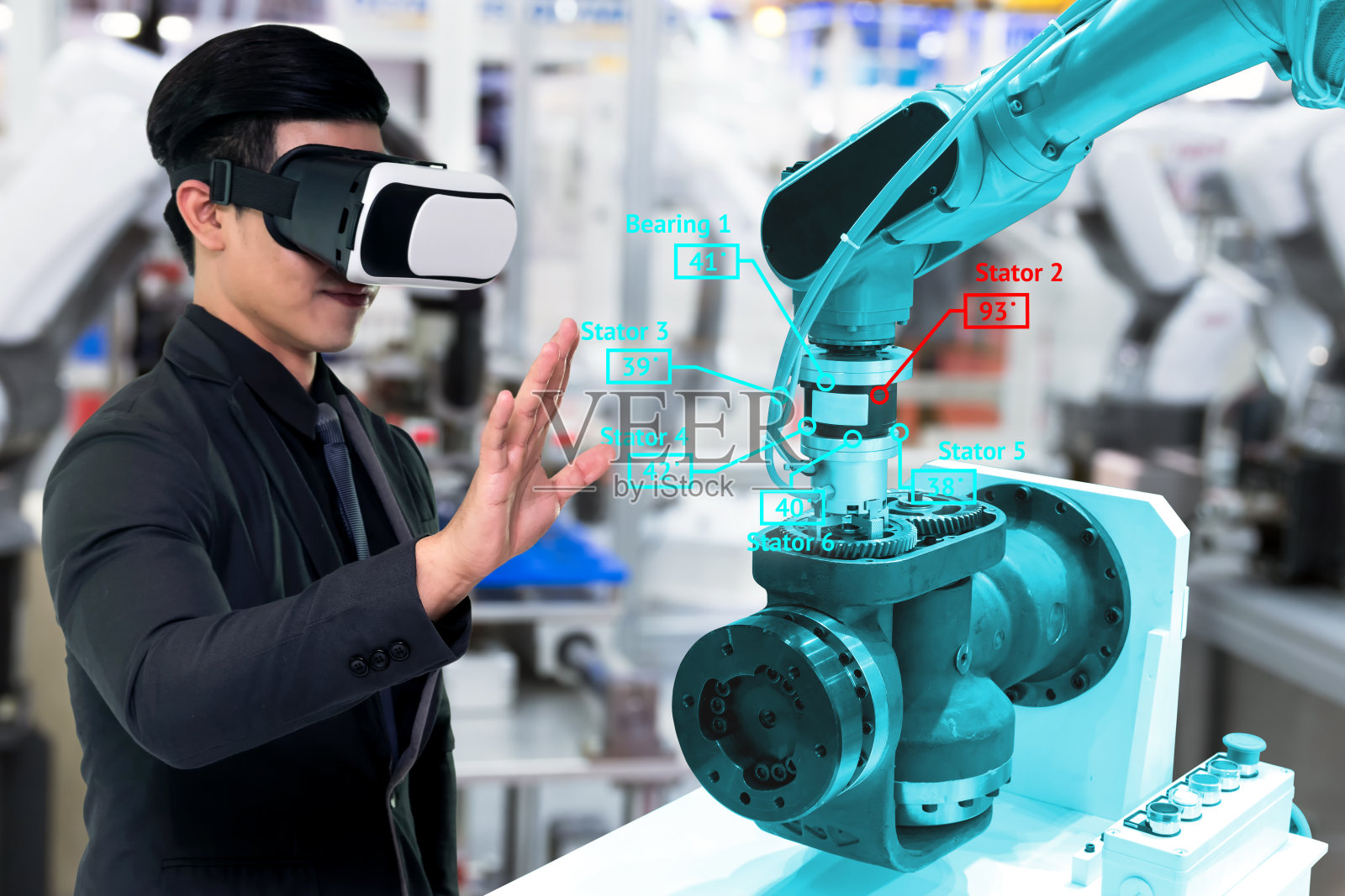 工业4.0中的虚拟现实技术。商务男士西装戴VR眼镜看AR服务，热监测电机检查智能工厂的智能机器人手臂机器损坏部分。照片摄影图片