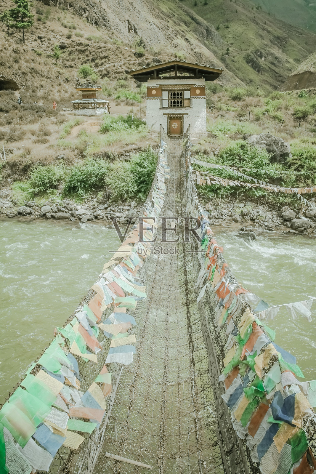 不丹帕罗河坦乔克拉罕寺铁桥。位于帕罗-廷布高速公路对面的帕罗河。照片摄影图片