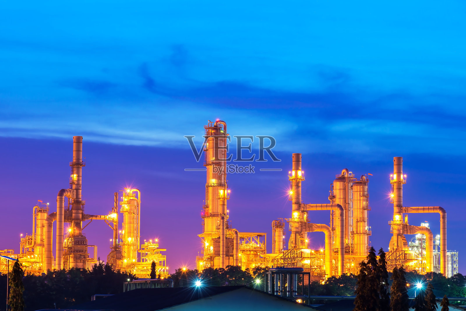 石油和天然气炼油厂的黄昏反射厂-石化厂照片摄影图片
