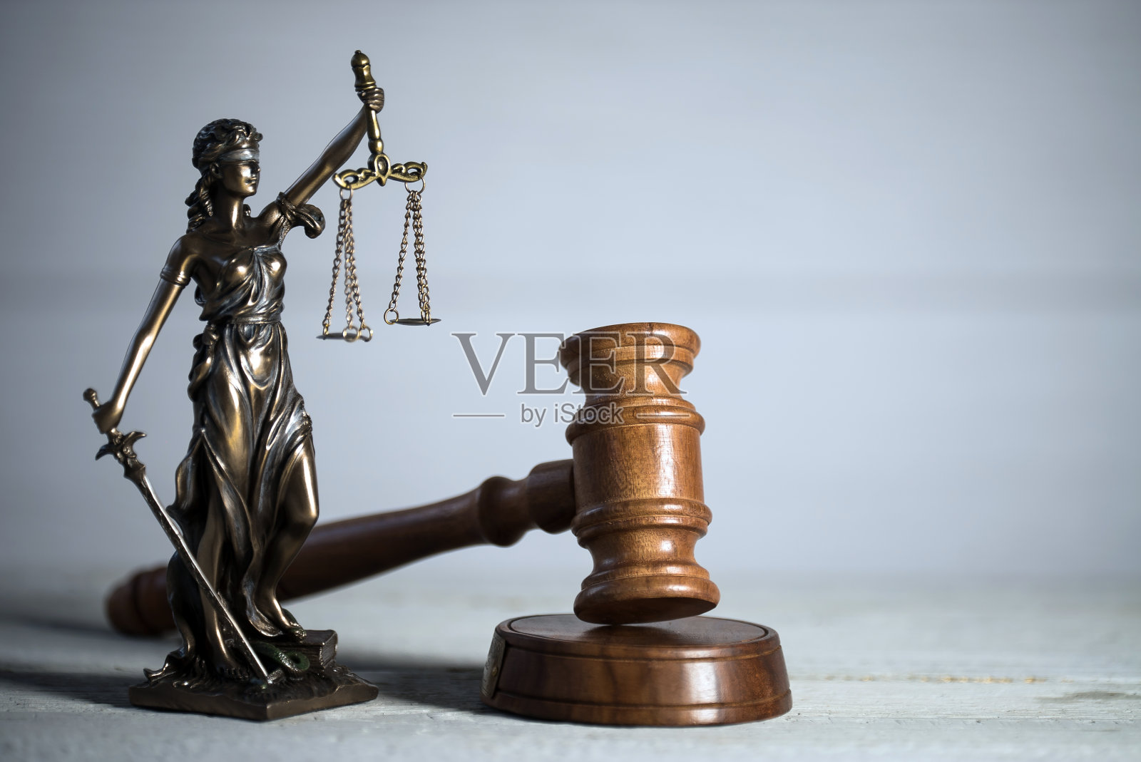 法律与正义的概念。法官的木槌，灰色背景，印刷位置。法庭上的主题。照片摄影图片