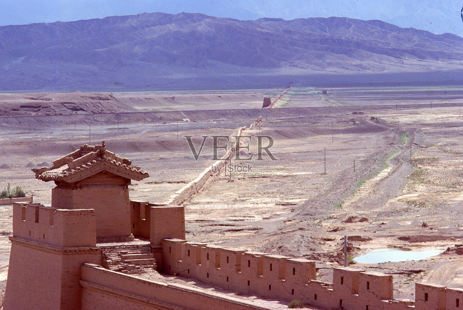 从中国甘肃嘉峪关的著名要塞看到戈壁沙漠上的中国长城照片摄影图片
