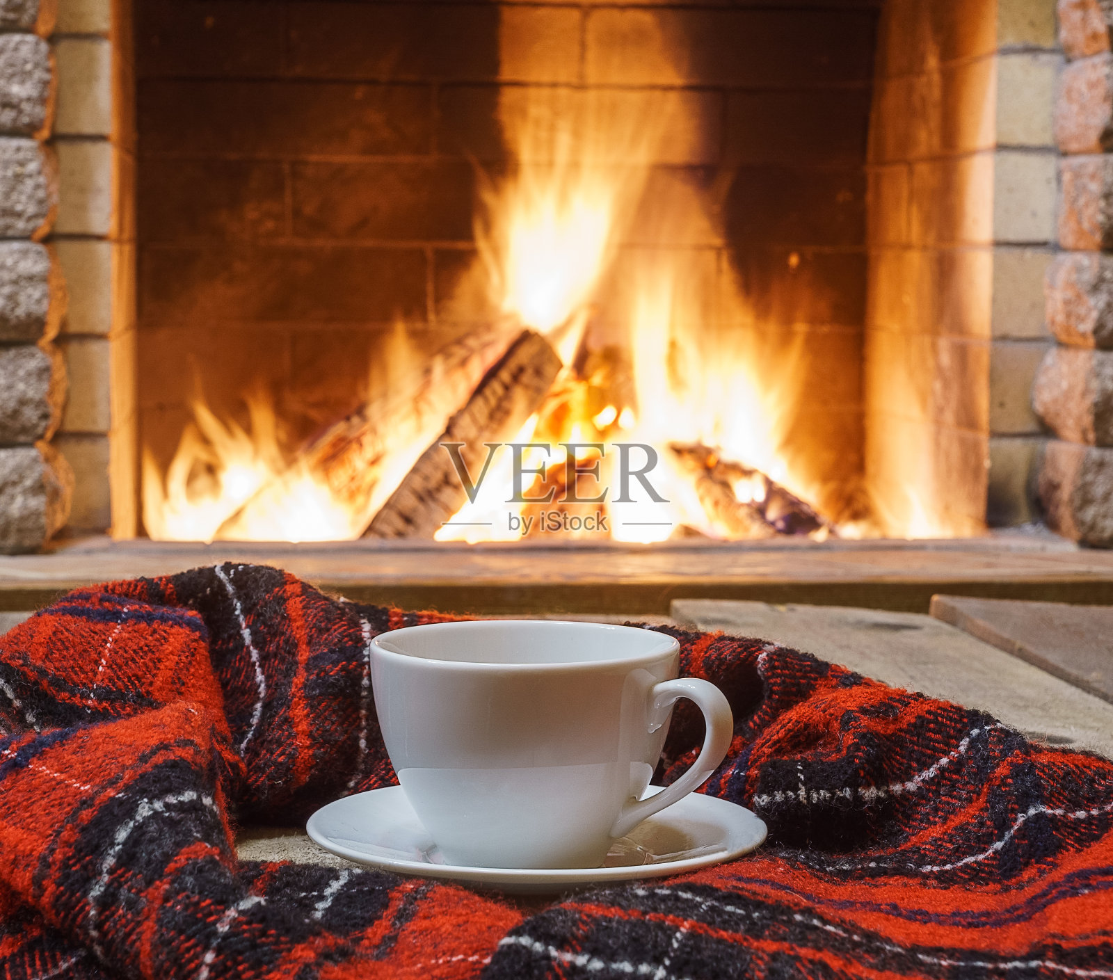 喝杯茶，吃点糖，在舒适的壁炉旁放些毛织品。照片摄影图片