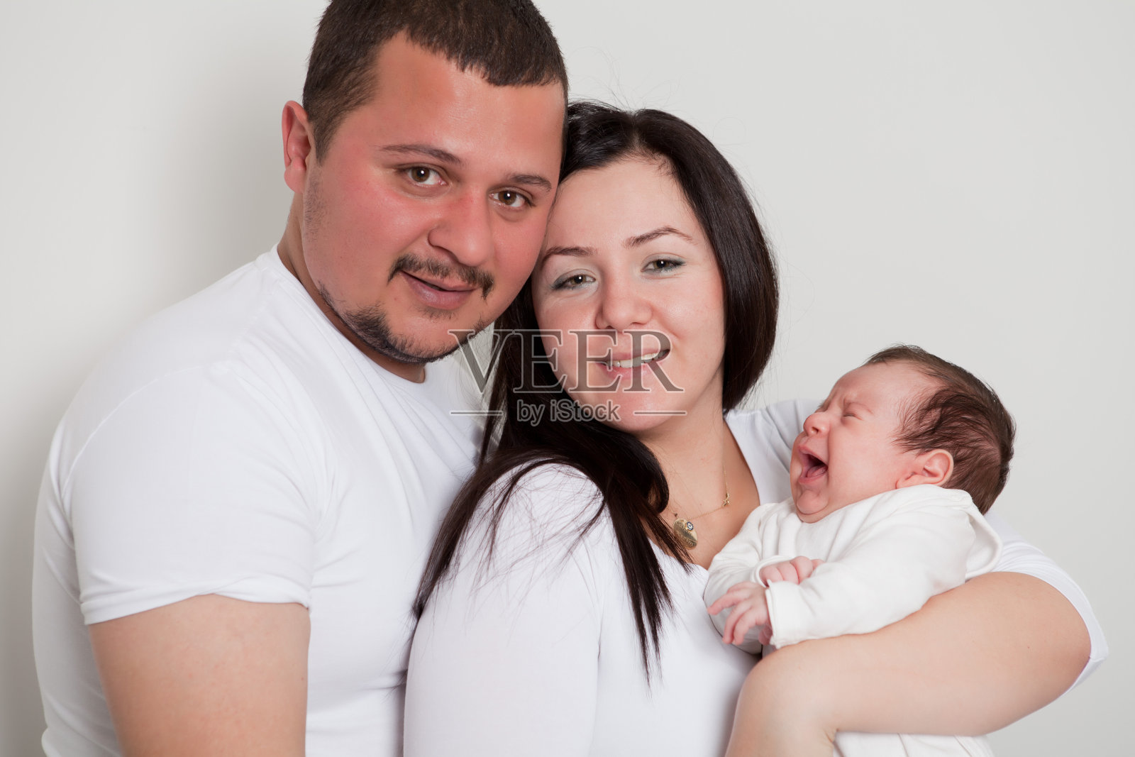 有新生儿的幸福家庭照片摄影图片