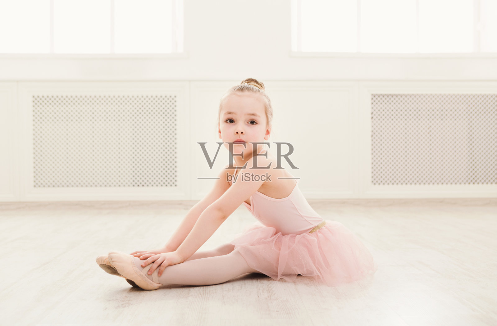 地板上小芭蕾舞女演员的肖像，复制空间照片摄影图片