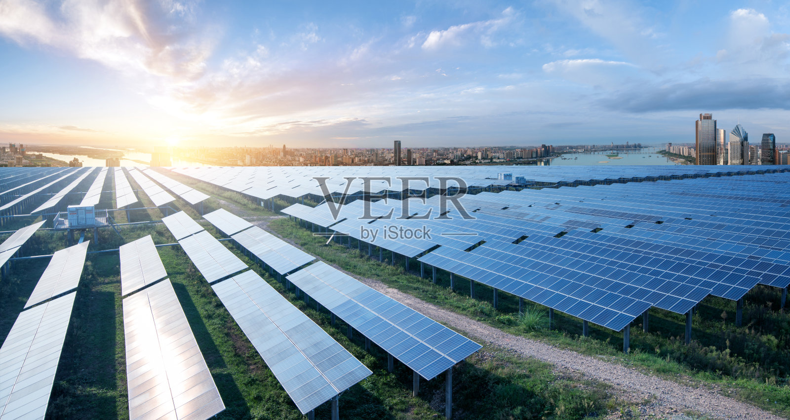 生态环保绿色能源可持续发展的太阳能发电厂与上海天际线照片摄影图片