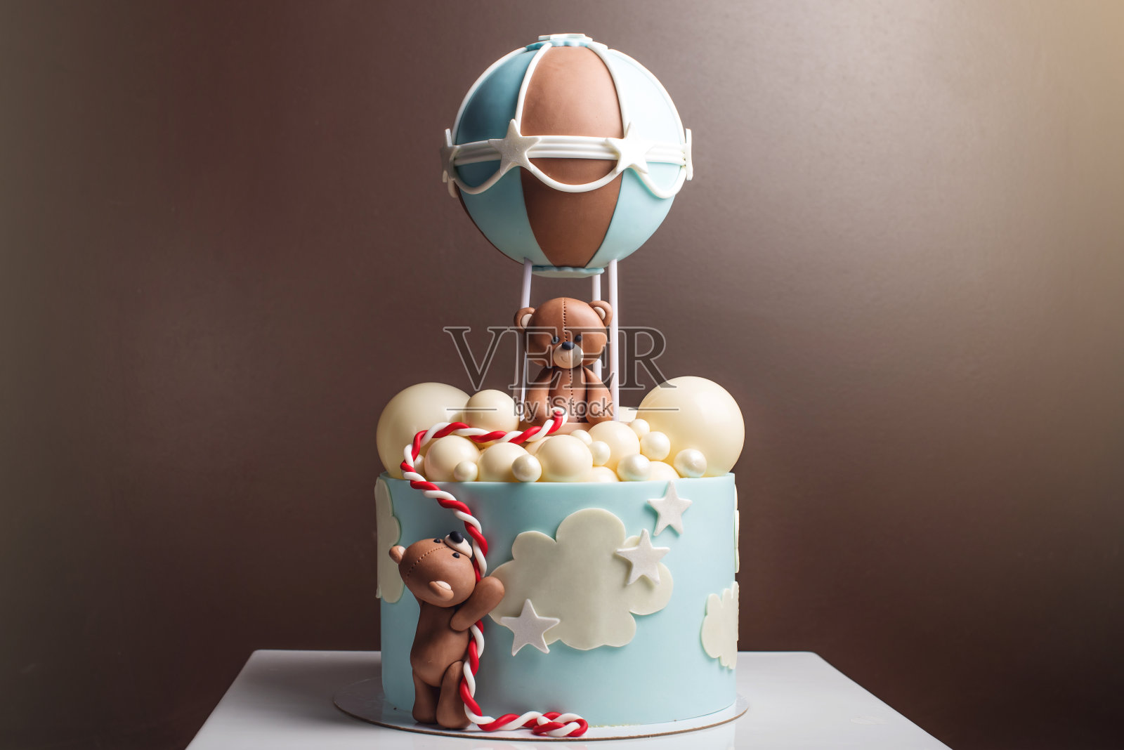 漂亮的装饰蛋糕为一个孩子。熊在气球里飞行。生日甜点的概念照片摄影图片