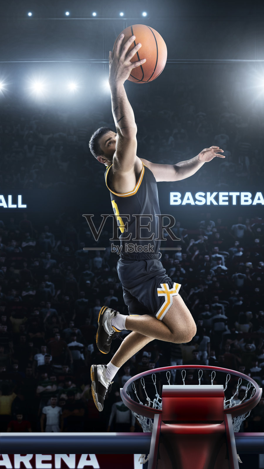 一名篮球运动员在体育场全景中跳跃照片摄影图片