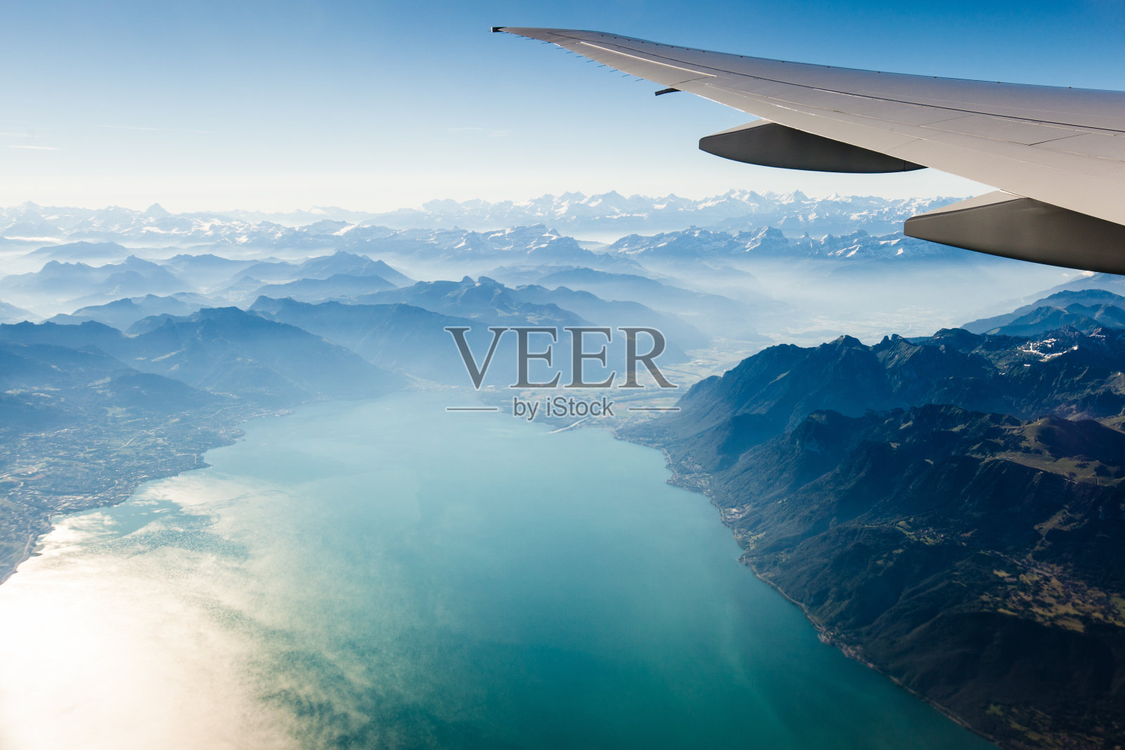 从飞机窗口看到的阿尔卑斯风景照片摄影图片