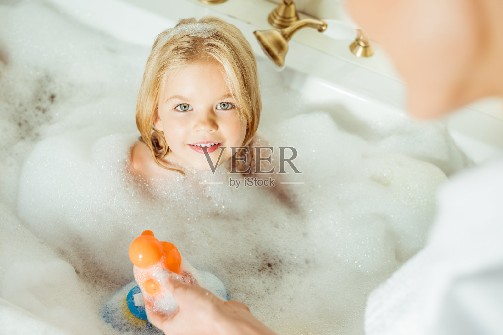年轻女子在浴缸里洗澡 库存照片. 图片 包括有 安静, 旅馆, 关心, 肩膀, 洗涤, 脖子, 女孩, 自然 - 193953286