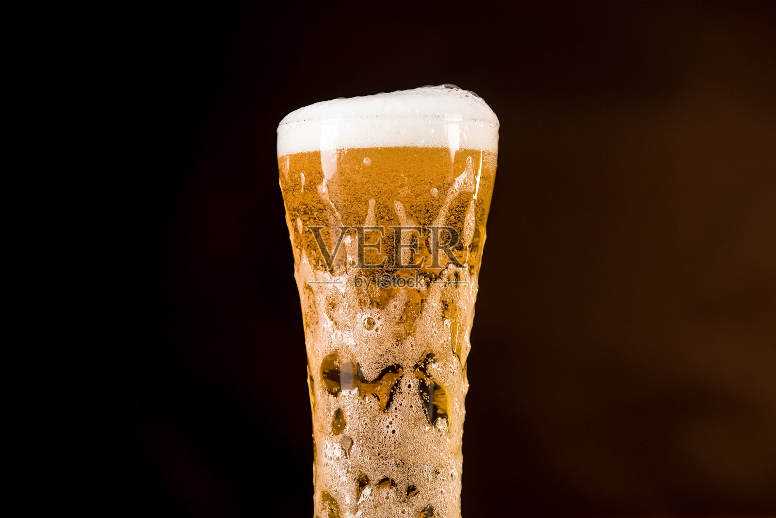 一杯满是泡沫的啤酒酒精饮料照片摄影图片