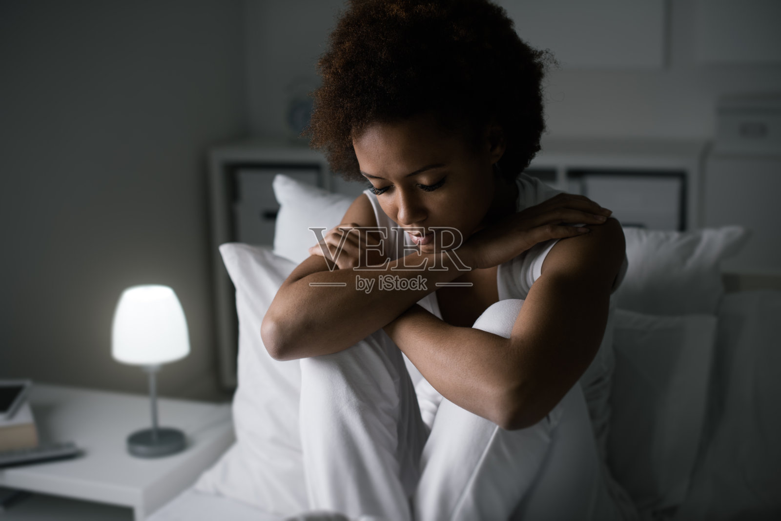 抑郁的女人躺在床上照片摄影图片