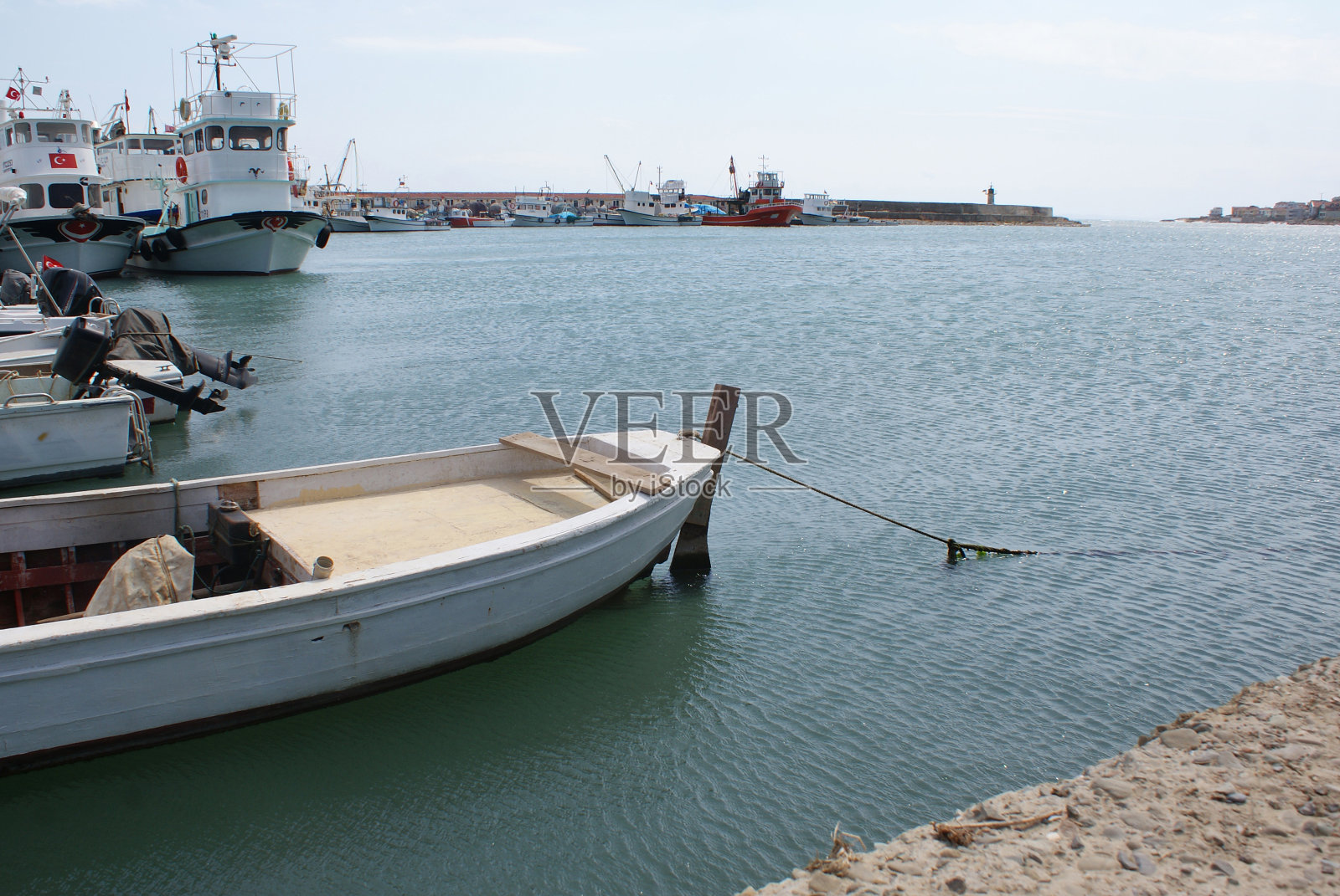 土耳其特基尔达格的一个海滨村庄，霍斯科伊港的渔船照片摄影图片