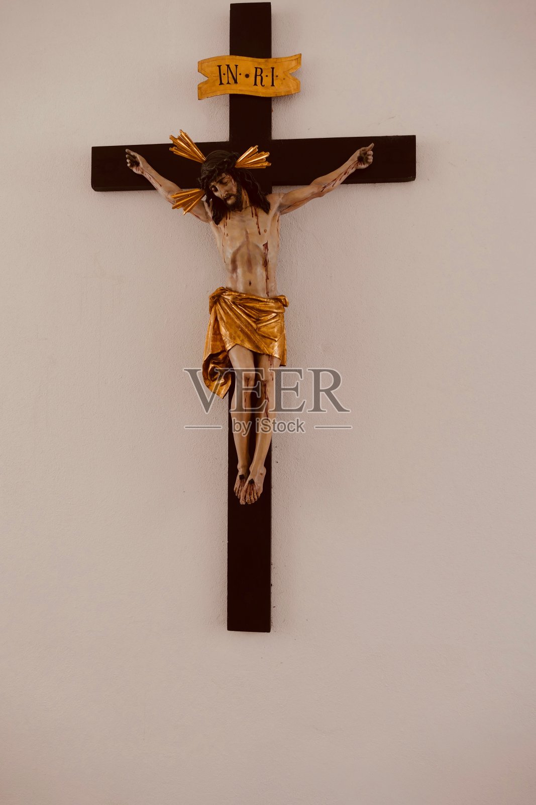 木制十字架上的耶稣基督雕像照片摄影图片