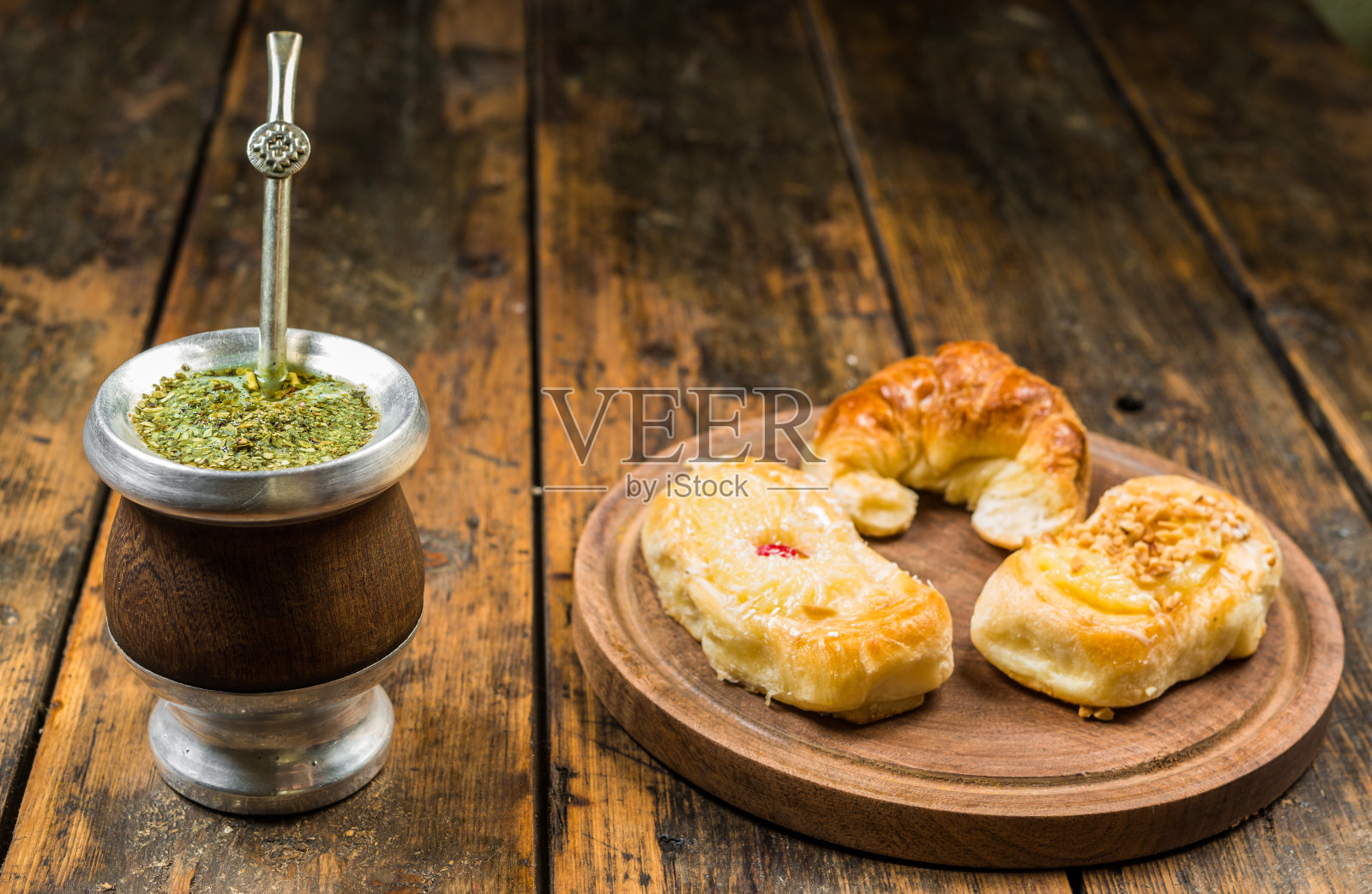 传统的阿根廷巴拉圭茶在葫芦和炸弹棍阿根廷糕点和甜点的木制背景照片摄影图片