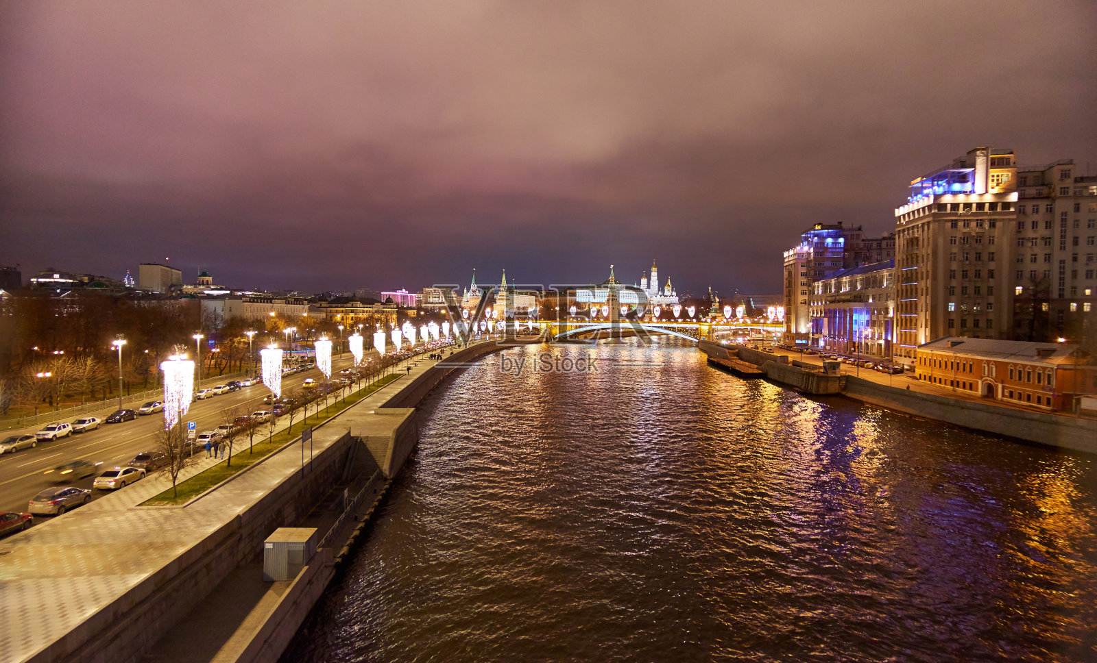 夜景克里姆林宫和莫斯科河的广角景观与圣诞街道装饰照片摄影图片