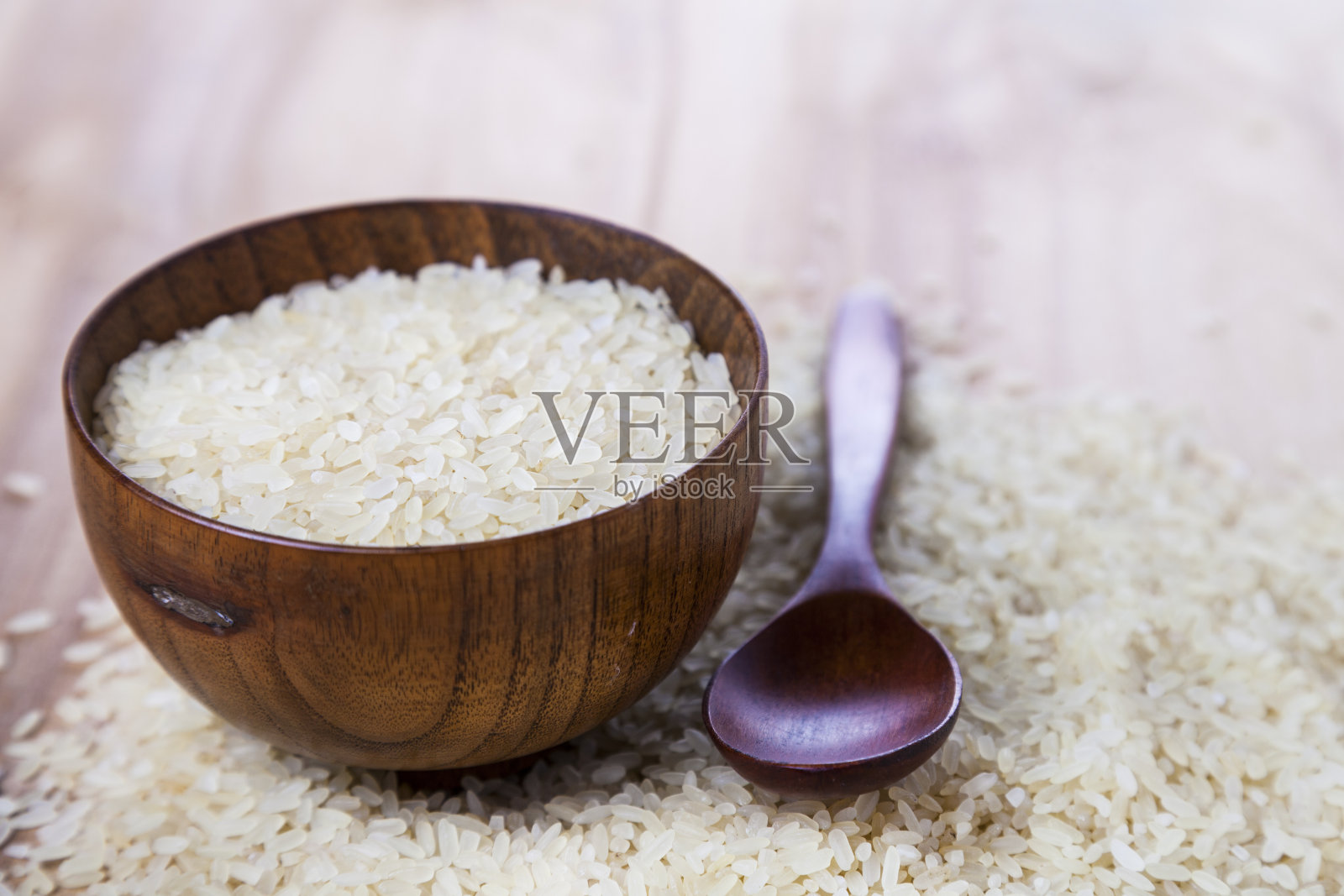 木碗里的生米饭照片摄影图片
