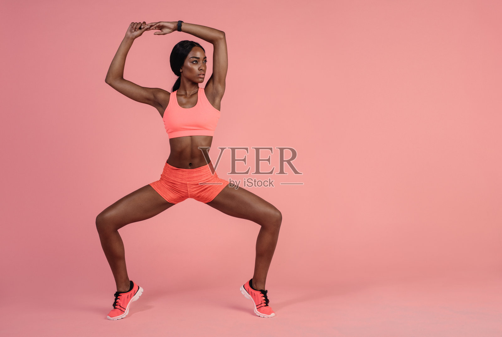 做伸展运动的健康女性照片摄影图片