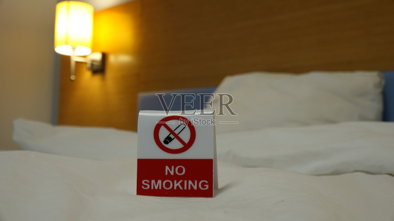 床上有禁止吸烟的标志照片摄影图片