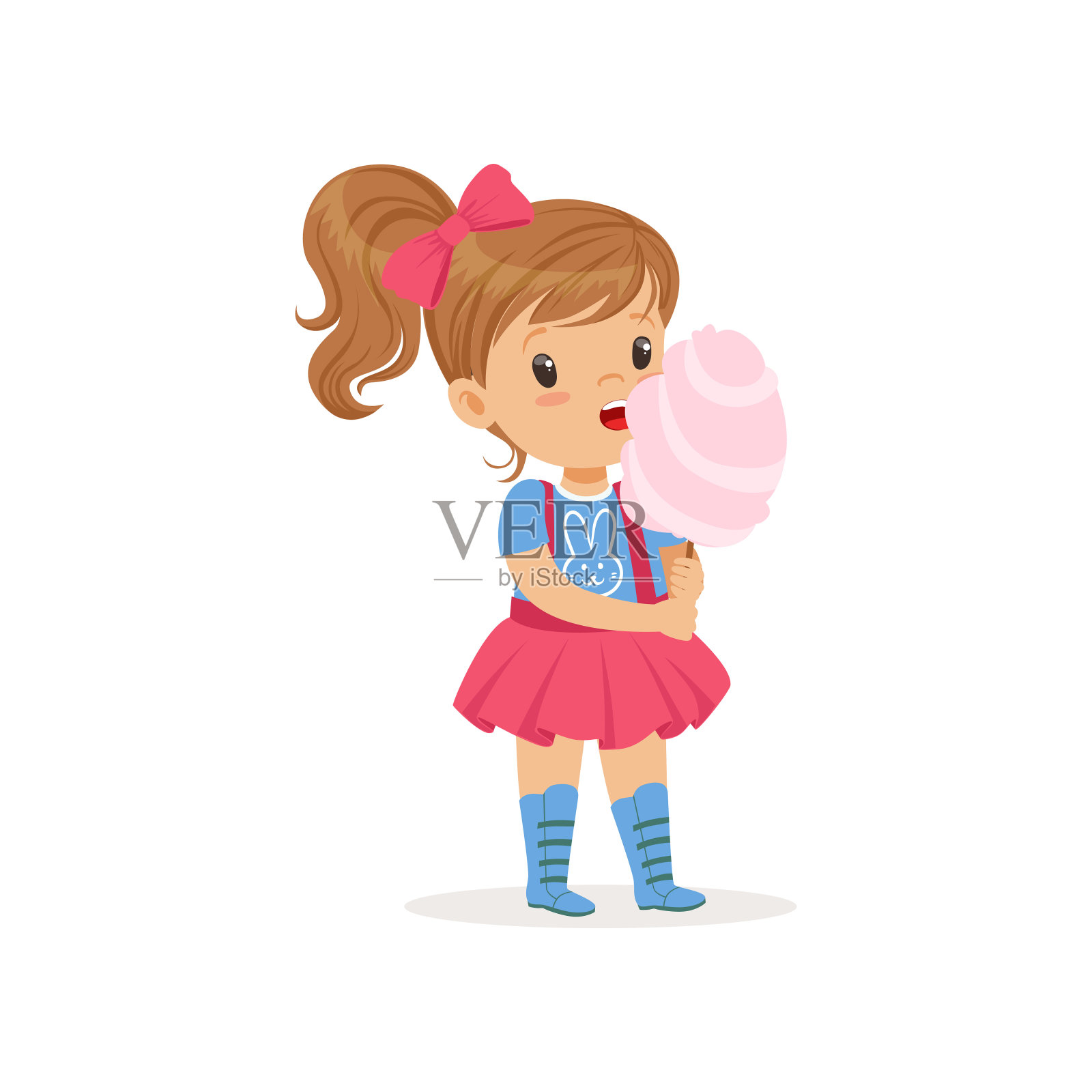 可爱的蹒跚学步的孩子正在吃棒棒糖。棕色头发的女孩马尾辫，蓝色的小兔子印花t恤和粉色的吊带裙。平面向量的设计设计元素图片