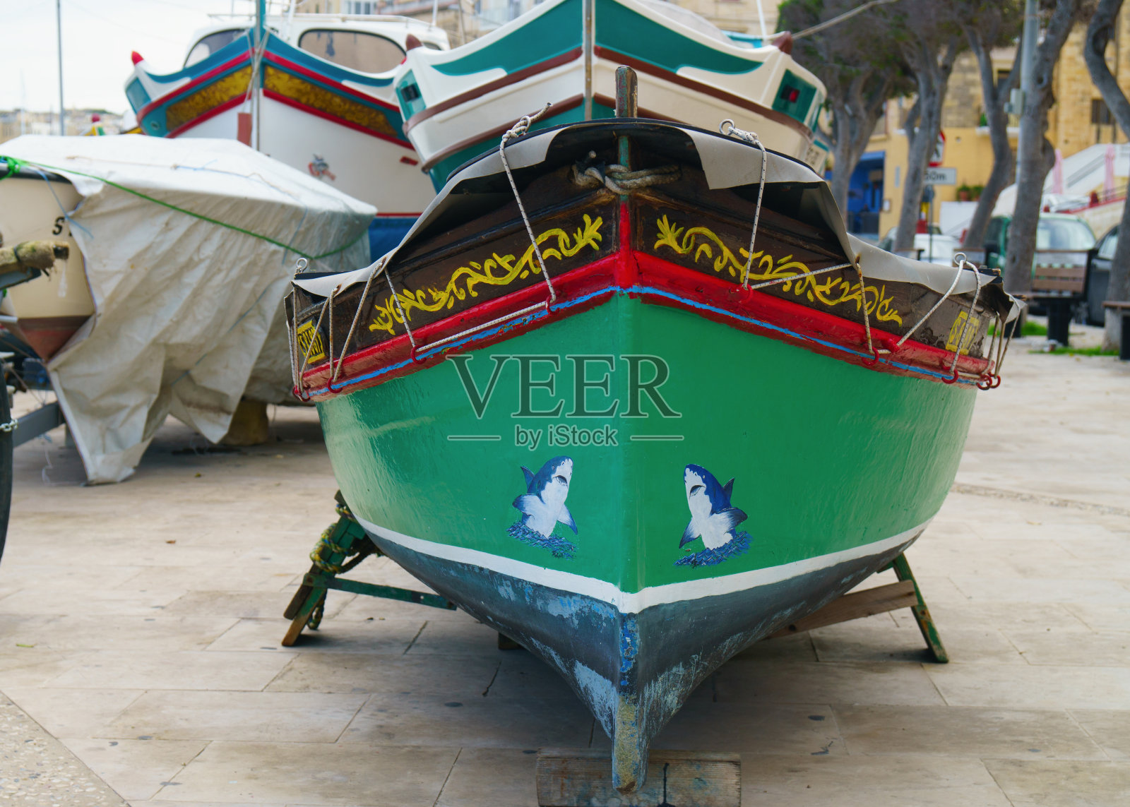 马耳他瓦莱塔的传统马耳他船。照片摄影图片