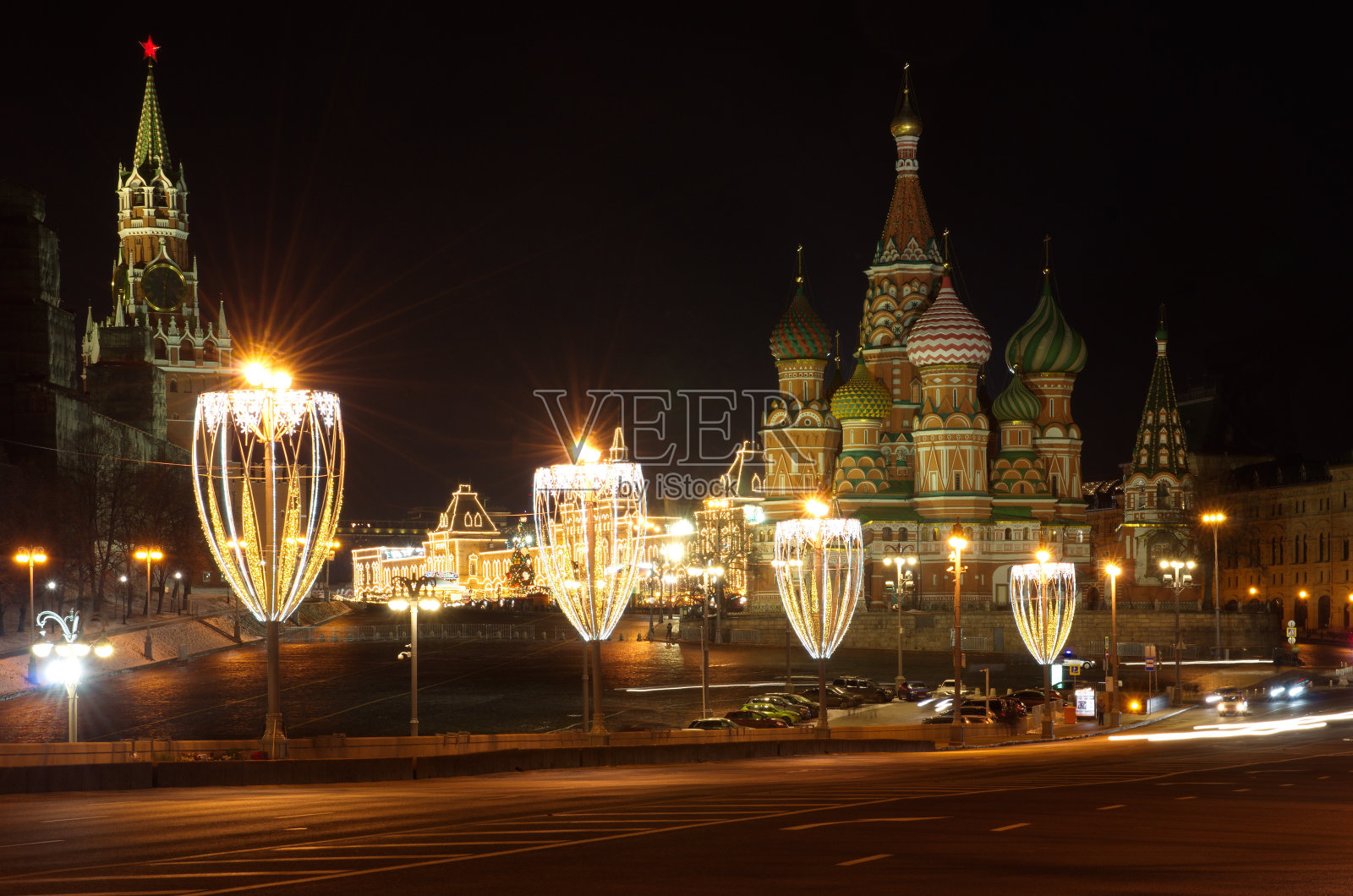 俄罗斯莫斯科大莫斯科夫列茨基大桥上的圣诞彩灯照片摄影图片