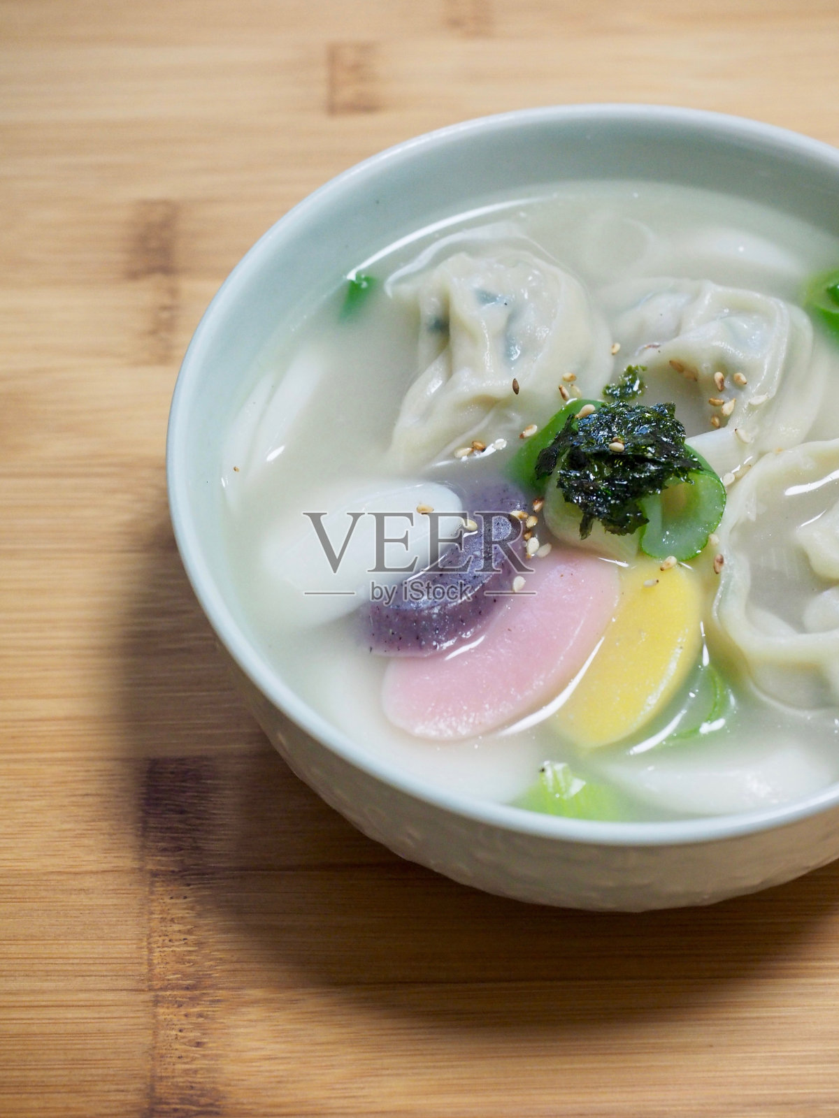 韩国传统食品年糕汤、竹汤和饺子汤照片摄影图片