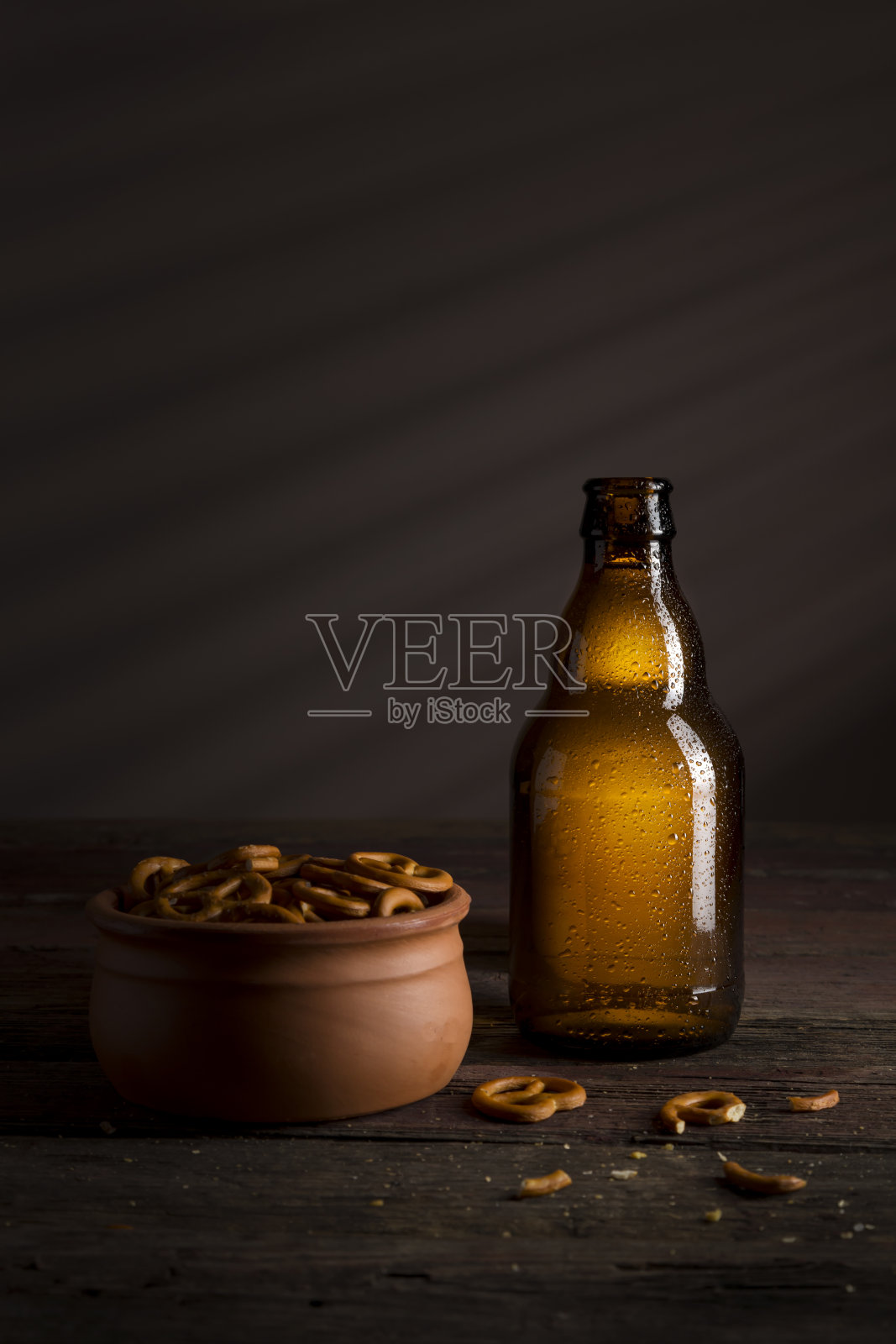 零食和一瓶啤酒照片摄影图片