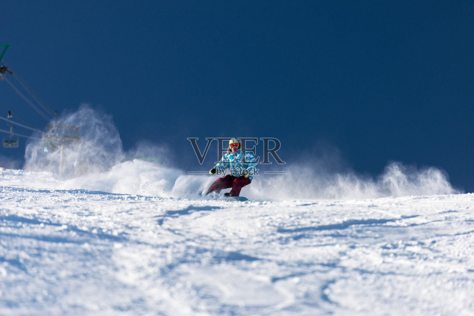 快速滑雪板在滑雪坡照片摄影图片