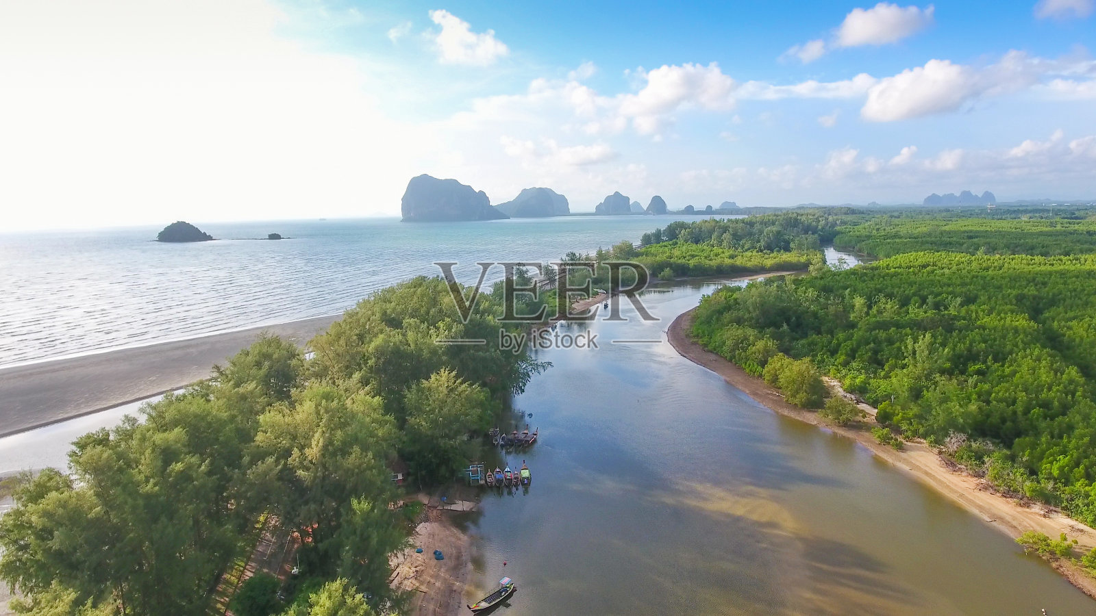 鸟瞰图与长尾船热带海在泰国南部照片摄影图片