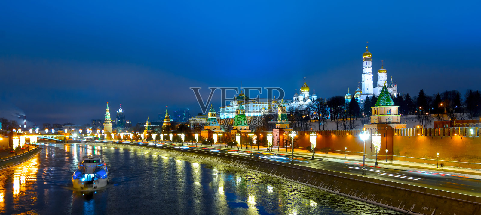莫斯科克里姆林宫和莫斯科河堤夜景照片摄影图片