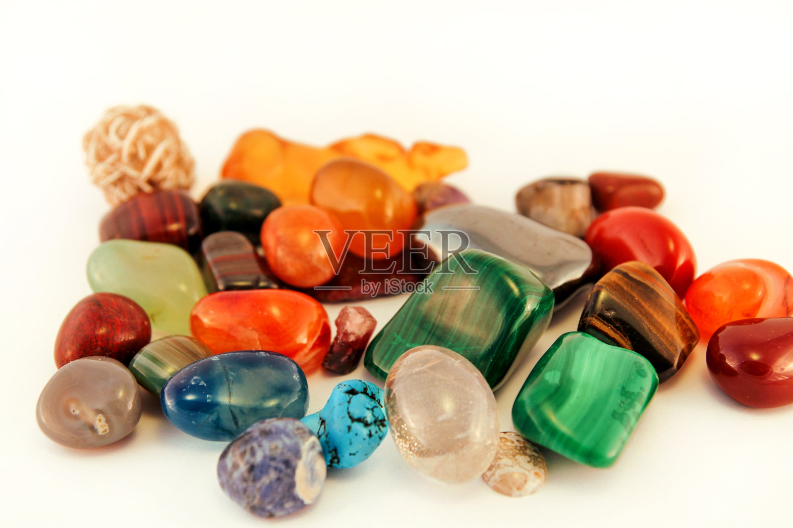 半宝石/水晶石类型/治疗石，忧石，棕榈石，思考石/各种宝石的背景纹理/各种彩色宝石矿物收藏堆。照片摄影图片