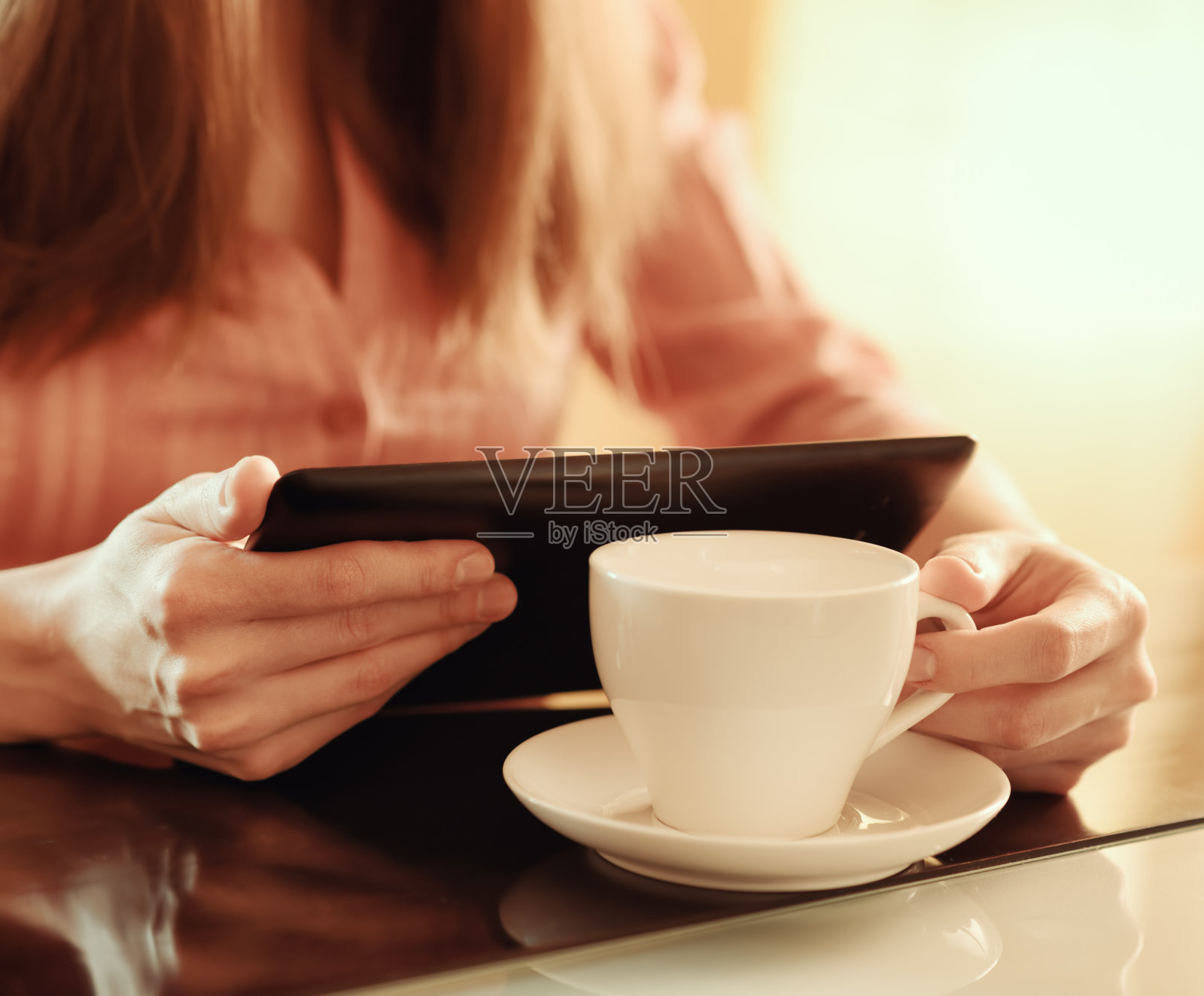 年轻女子在咖啡馆里用平板电脑照片摄影图片