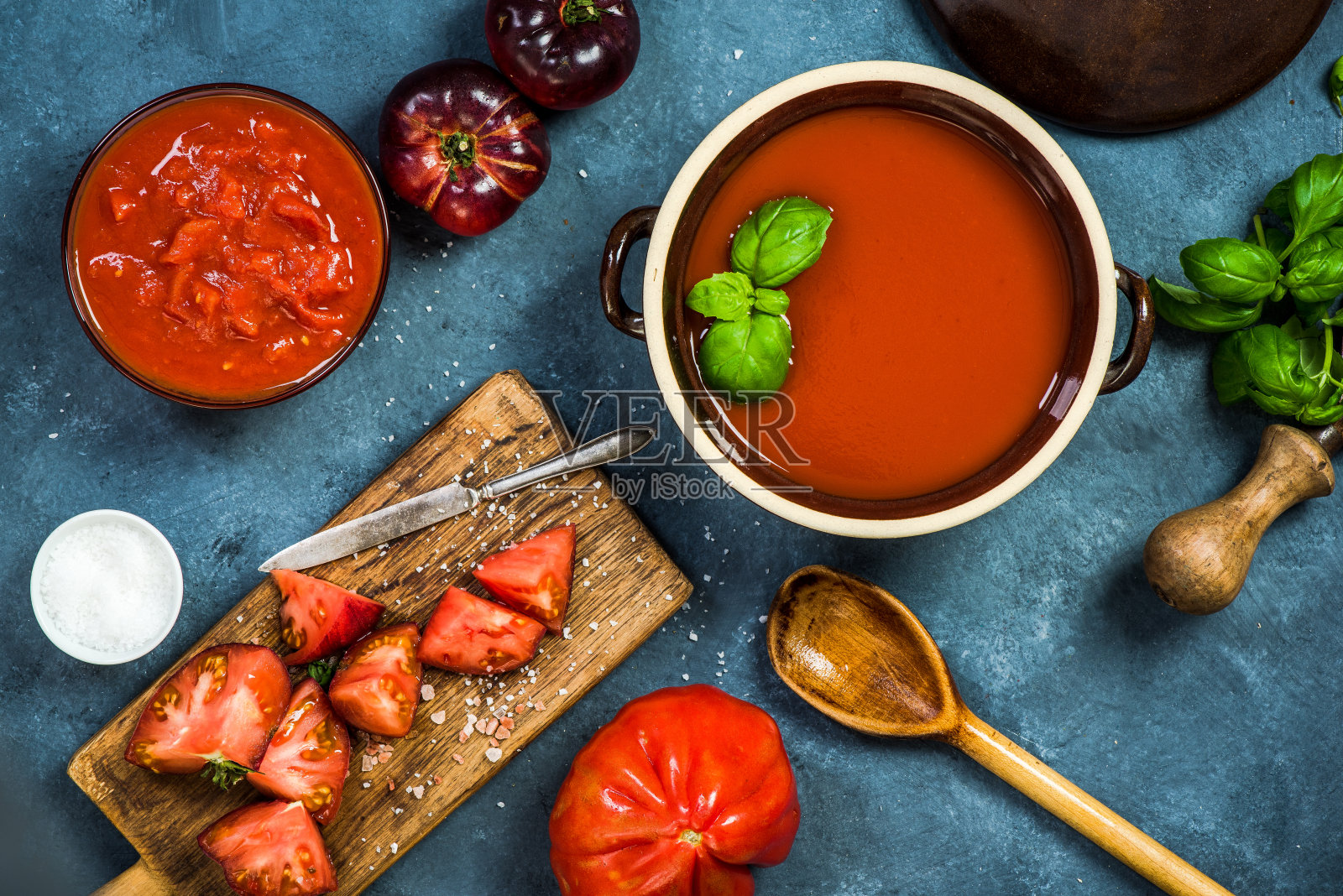 完美的西班牙凉菜汤或番茄汤的配料照片摄影图片