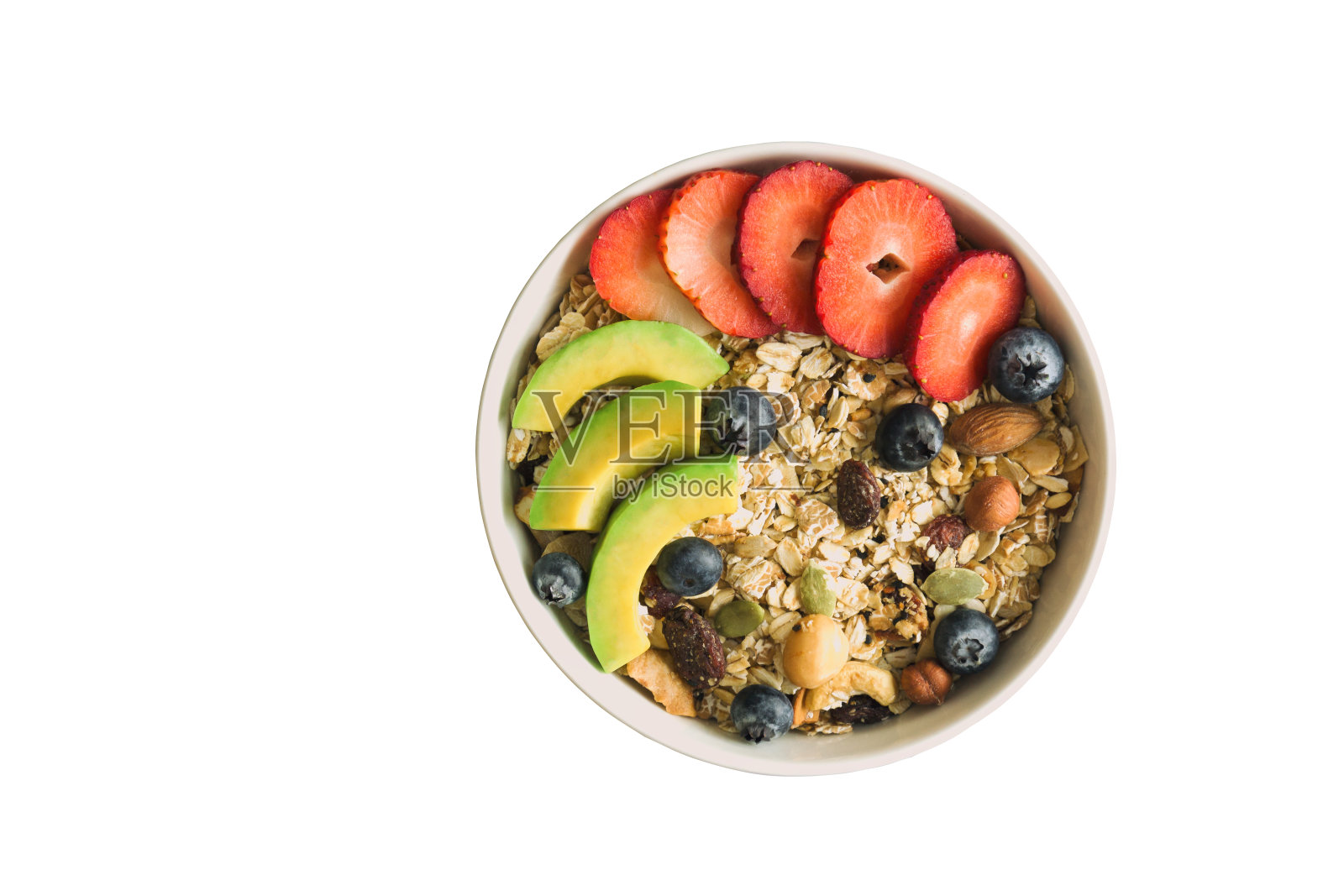 白色孤立的背景与剪切路径麦片或格兰诺拉麦片在白色碗顶部与新鲜的蓝莓，草莓和鳄梨的早餐在俯视图平铺。健康食品的概念。照片摄影图片