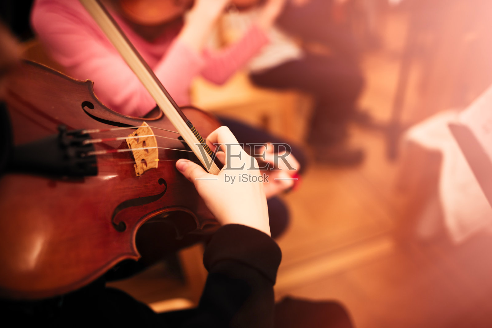 在青年管弦乐队拉小提琴照片摄影图片