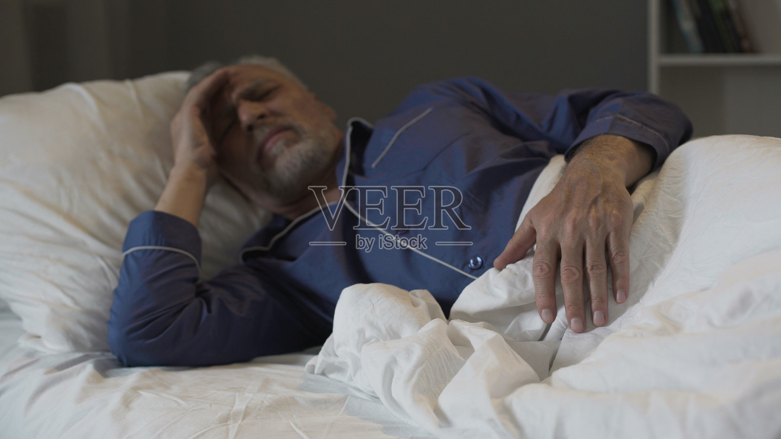老年人失眠，遭受严重的头痛和偏头痛，失眠照片摄影图片