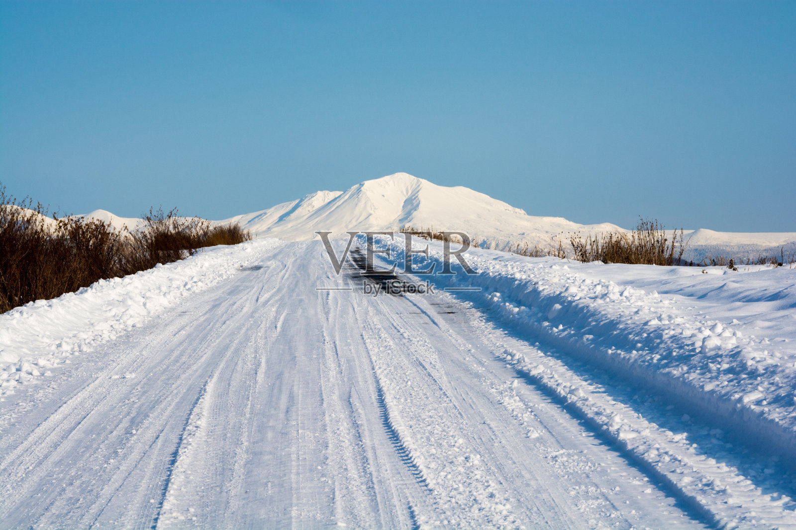 白雪皑皑的路和白雪皑皑的山。Daisetu照片摄影图片