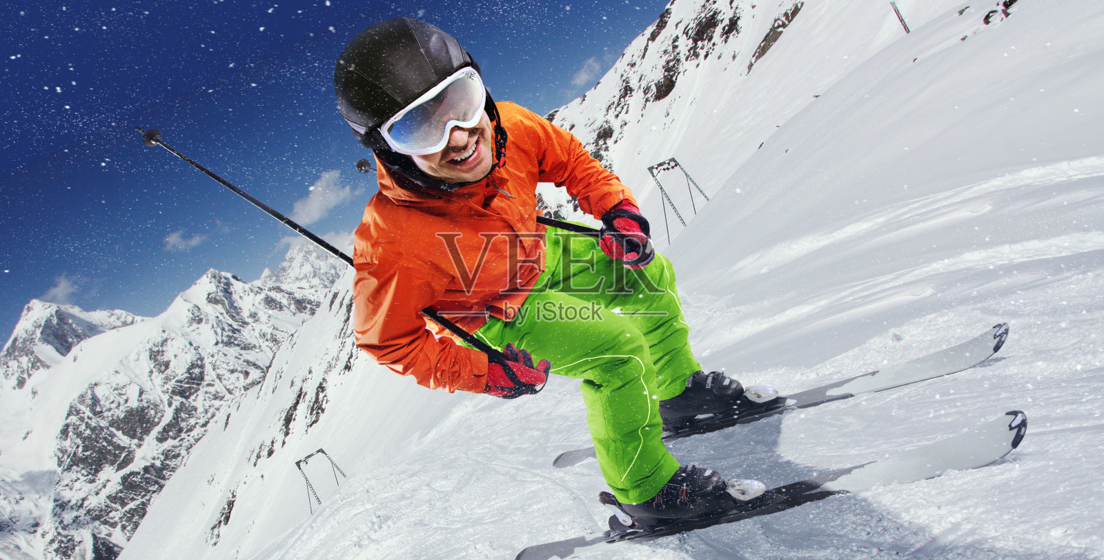 运动背景。冬季运动。在深蓝色的天空中滑雪。俯视图照片摄影图片
