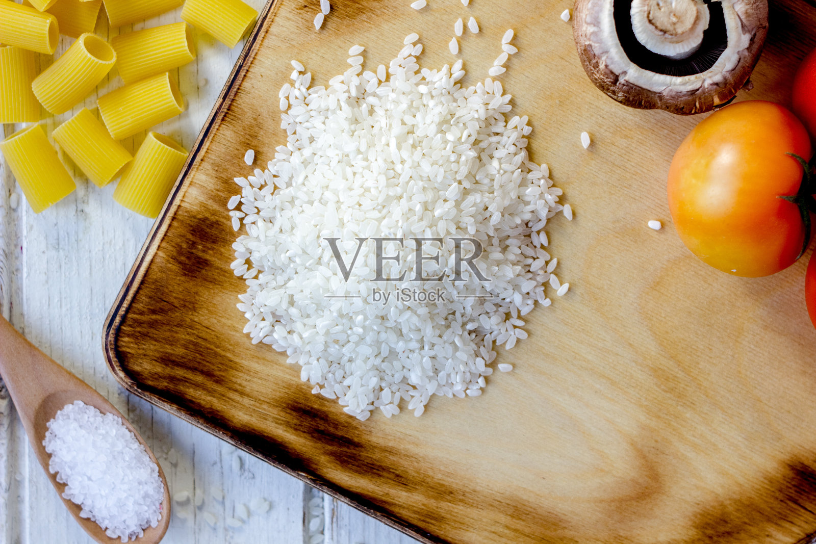 厨房板上的白米饭和周围的蔬菜俯视图。照片摄影图片