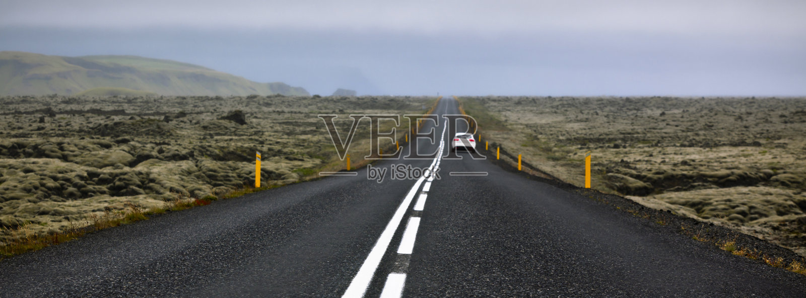 高速公路穿过冰岛的景观在雾天照片摄影图片