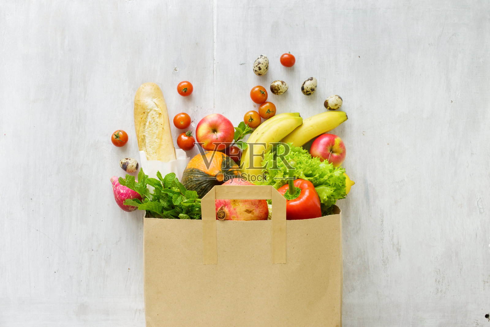 顶视图纸袋不同的新鲜健康食品在白色木制背景。前视图。平躺照片摄影图片